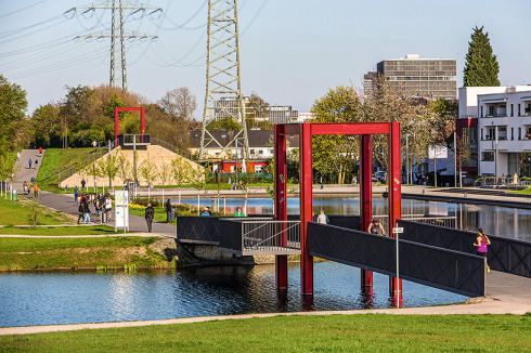 Die Strecke führt am künstlichen Niederfeldsee in Essen über eine Brücke mit roter Stahlkonstruktion, entworfen und realisiert von Ahlbrecht Baukunst und SchülkeWiesmann.<br />