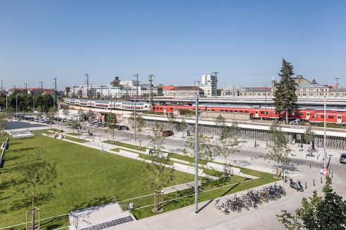 ... entlang der Südseite des Bahnhofs.<br />