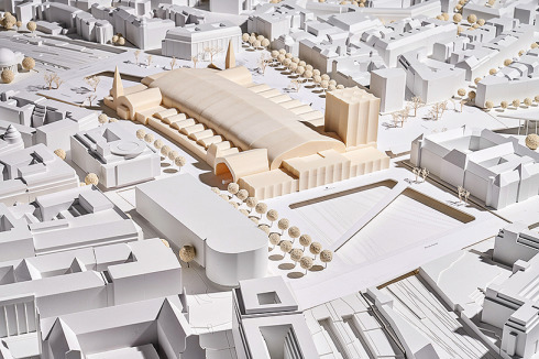 <strong><span class="Bold">Anerkennung</span></strong> MONO Architekten mit PLANORAMA verlängern die Bahnhofshalle in die Kommunaltrasse hinein. So bleibt der Bau als Ganzes ein Solitär. Ein auffälliges Tor markiert die Passage. Im Süden kreuzt eine diagonale Wegverbindung das Gleisfeld.<br />