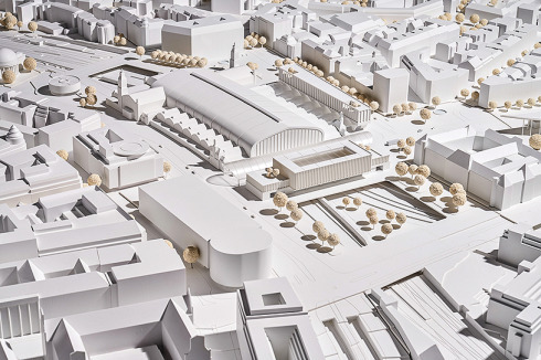 <span class="Bold"><strong>ein 3. Preis</strong></span> MOZIA Monari+ Vitelli mit fabulism entscheiden sich für einen Baukörper mit zwei Hochpunkten, so breit wie der Hauptbahnhof. Die niedrig liegende Überdachung der Kommu­naltrasse gewährt Blick auf die Süd-Fassade.<br />