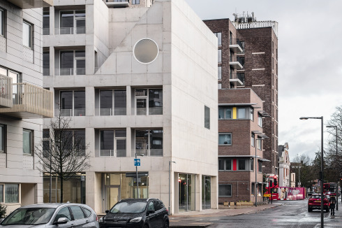 Im Dezember 2021 wurde das House for Artists mit zwölf Wohnungen für Künstler und ihre Fami­lien fertiggestellt. Es fällt mit seiner Sichtbetonfassade und den spielerischen Ausschnitten auf.<span class="OffWhite"></span><br />