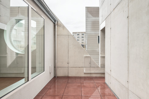 Hinter der Dreiecksform an der Fassade befindet sich ein hohes Studioapartment, ...<br />