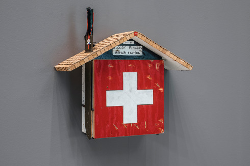 Recycling geht nicht ohne aufwendige Handarbeit. Hilfreiche Werkzeuge machen die Bricolage aus Sperrholz, Drähten, Tüchern, Klebebändern möglich. Ein selbstgefertigter Erste-Hilfekasten steht bereit.<br />