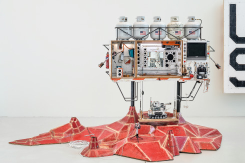 Kleine mobile Kontrollbildschirme, die den Reisenden Übersicht vermitteln, kennen wir von jedem Flug. Die- se hier sind anders. Der Sternenhimmel gleicht einem schwarzen Blatt Papier mit Punkten. <br />