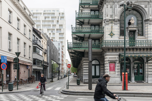Der Wohnturm verbindet zwei parallele Straßen einer Blockbebauung. Rechts das Théâtre royal flamand.<br />