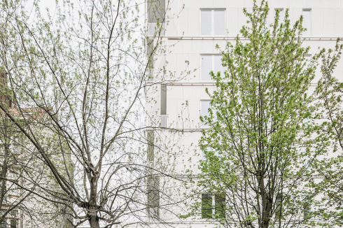 In den ersten beiden Geschossen bildet die vorgestellte Stahlfassade eine Art Arkade aus. Dort befindet sich der Eingang zum Wohnturm.<br />