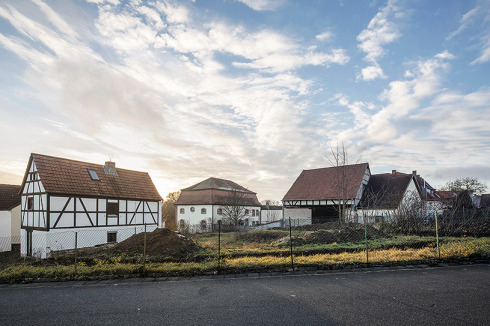 Schlicht Lamprecht Architekten entwickelten eine Ortsmitte, für die ein Fachwerkhaus zum Museum ...<br />