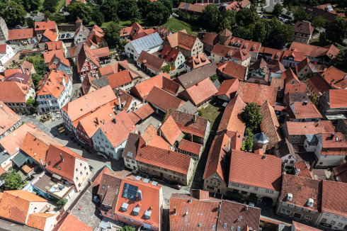 Inmitten der Kleinstadt Mainbernheim steht seit  50 Jahren ein altes Gehöft leer (traufständiges Haus mit Vortreppe).<br />