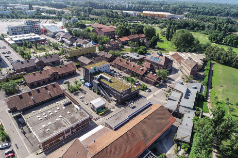 Für den alten Schlachthof in Karlsruhe wurde bereits in den Nullerjahren ein Konzept entwickelt, das Umnutzung, sukzessiven Umbau und Ergänzung vorausdenkt.<br />
