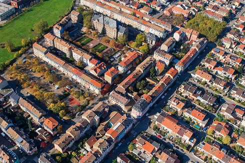 Fani Kostourou hat sich in ihrer Promotion „Adaptabi­lity of the urban form: Mapping changes over time and across scales in the Cité Ouvrière of Mulhouse“ mit der 170-jährigen Anpassungsgeschichte der Cité auseinandergesetzt.<br />