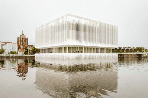 <strong>3. Preis </strong>COBE platzieren ein Café und einen archäologischen Garten auf dem Dach. Die „Ziegelfinnen“ der Fassade betonen die Allgegenwart des Materials am Rostocker Hafen und ergänzt es um eine formale „Wellenbewegung“. <br />