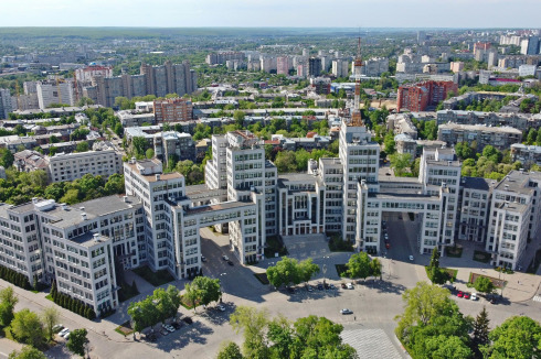 Wahrzeichen des Konstruktivismus: der <a href="https://en.wikipedia.org/wiki/Derzhprom" target="_parent" >Derschprom-Komplex</a> am Freiheitsplatz.<br />