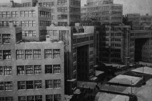 Errichtet 1925 bis 1928, überstand das im konkaven Grundriss angelegte und über 60 Meter hohe Gebäude den Zweiten Weltkrieg und bisher auch die jüngsten Angriffe auf die Stadt.<br />