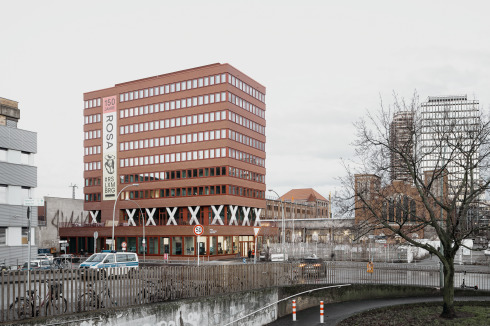 Vor den historischen Backsteinbauten auf dem Areal des ehemaligen Postbahnhofs haben die Architekten einen modernen 32,5 Meter hohen Ziegelbau errichtet.<br />