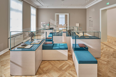 Die Mischung aus neutralen und historischen Räumen mit originaler Ausstattung macht das Rothschild-Palais zum authentischen Ort und Exponat der Ausstellung.<br />