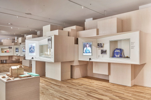 Die Ausstellungsgestaltung nimmt sich den unterschiedlichen räumlichen Gegebenheiten an.<br />