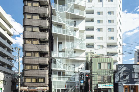 Eine Außentreppe als Fassadengestaltung: der schmale, neungeschossige Neubau SHAREtenjincho im Tokioer Bezirk Shinjuku<br />