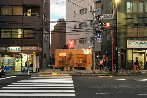 Vor Baubeginn stand als Zwischennutzung auf dem Grundstück der „Trailer“,  ein Restaurant-Wagen, der später durch Japan tourte.<br />