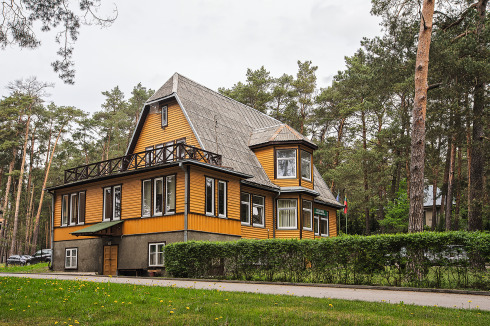 Links: Das Sommerhaus des Geschäftsmanns Romanas Polovinskas (1936, Architektur: B. Vaškelis) wurde unter sowje­tischer Besatzung ent­eignet und in ein Tuberkulose-Sana­torium umfunktioniert. Heute dient der restaurierte Bau als Bibliothek und Stadtteilzentrum.<br />