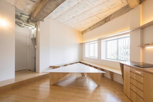 ... ein Gästehaus mit Gemeinschaftsflächen, einer Bar und Büros.<br />