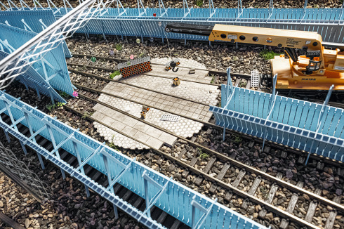 <strong><span class="Bold">Teilnehmer </span></strong>Piertzovanis Toews akzentuieren mit blauen Holzwänden den Verlauf der Gleise. Diese leiten zu einem zentralen Platz.<br />