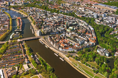 Umgeben von Wallpark <br />und Weser, ist die Bremer Innenstadt leicht zu fassen. Ihre Strahlkraft reicht jedoch weit darüber hinaus. <br />Luftbild vom Mai 2022: Nürnberg Luftbild/H. Dietz<br />
