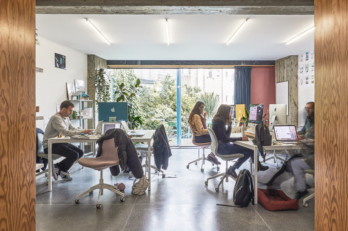 <strong>067 Home-Office: eine heikle Komfortzone</strong> Das Büro befindet sich im Untergeschoss.<br />