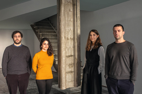 Ahmed Belkhodja, Ana Luisa Soares, Lera Samovich und Filipe Magalhães (v.l.n.r.) in ihrem Projekt 097 – Haus mit fliegender Säule: „Unter der Säule lässt sich gut sauber machen. / Sie verdeutlicht die Zerbrechlichkeit der Struktur.“ <br />