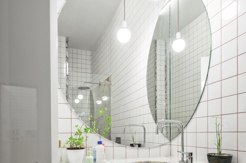 Ein kleines Badezimmer mit Spiegeln optisch erweitern, ist das Eine.<br />