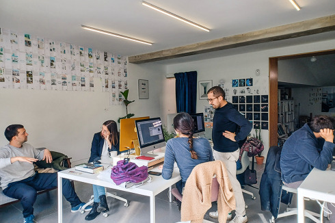 Zur Straßenseite liegt ein Besprechungsraum mit Kitchenette.<br />