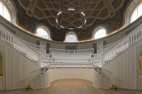 Die Grisaillemalerei im Kuppelsaal stammt ursprünglich von Christian Bernhard Rode (1725-1797), Direktor der Berliner Akademie der Künste. Bis auf den Schädel über dem linken Tambourfenster handelt es sich um eine Neufassung der 1960er Jahre.<br />
