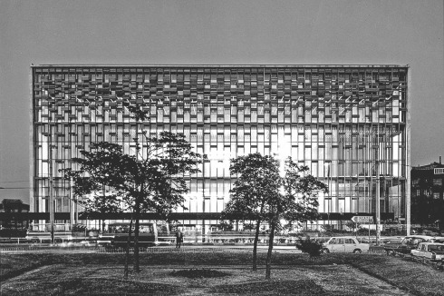<span class="Bold">Das alte Atatürk Kultur­zentrum, 1977. Es wurde von Hayati Tabanlıoğlu 1969 realisiert, 2019 wurde es ab­gerissen und neuerrichtet, mit originalgetreuer Fassade des Vorgängerbaus.</span><br />