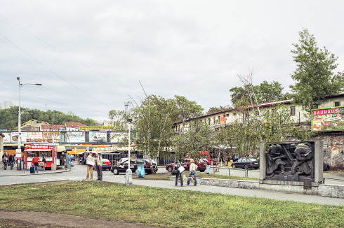 ... in der die Fassade kommerzialisiert wurde und große Werbebanner das Stadtbild prägen.<br />