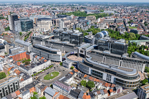 Hinter dem alten Bahnhof entstand der „Espace Léopold“. Den Abschluss der Mittelachse bildet das Hauptgebäude Paul Henri Spaak mit Tonnendach.<br />