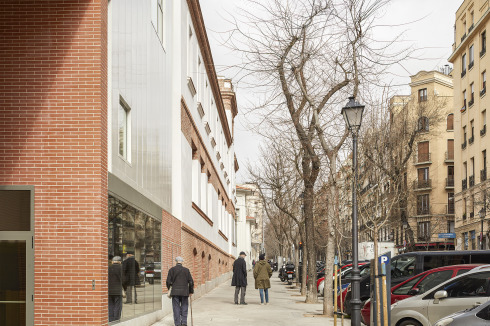 Die Calle de Vallehermoso im Stadtteil Chamberí nördlich des Stadtzentrums von Madrid. Links das Tageszentrum im ehemaligen Waisenhaus<br />
