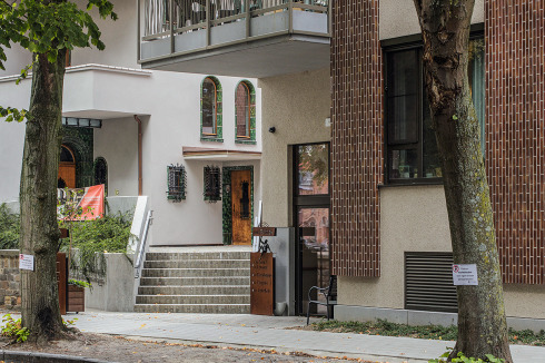 Vom Sint-Jansplein ist eine kleine Terrasse zwischen erhaltener Villa und Neubau mit Blick in den Park zugänglich.<br />