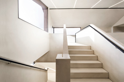 Die neue Treppe erreicht mit mehreren Windungen ...<br />