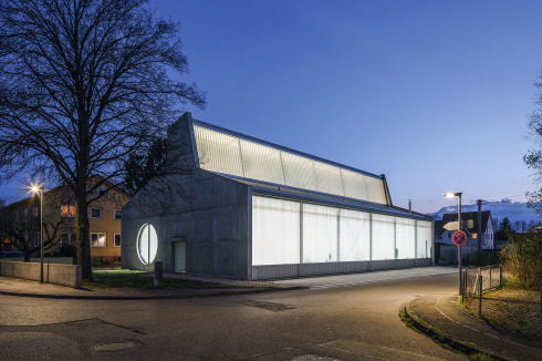 Die Nordfassade ist voll­flächig, ergänzt um ein Oberlicht, transluszent ausgebildet.<br />