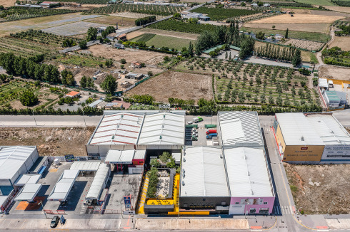 Der Techno-Club Industrial Copera befindet sich in einem Industriegelände zwischen den Feldern von La Vega bei Granada. Der Garten erweitert eine zuvor allein in der benachbarten Industriehalle angesiedelte Diskothek.<br />