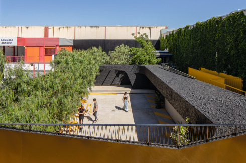 Vom straßenseitig gelegenen Balkon kann der Blick fast wie im Theater über die Tanzfläche zur Bühne an der Rückwand des Gartens schweifen.<br />