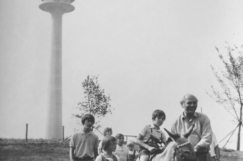 Grzimek begann bereits 1971, Bergfeste im Park zu veranstalten, u.a. mit Esel- und Ponyreiten.<br />