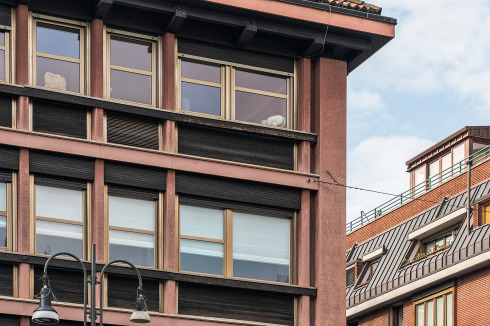 Horizontalen und Vertikalen bilden ein fein austariertes Liniennetz auf der Fassade.<br />