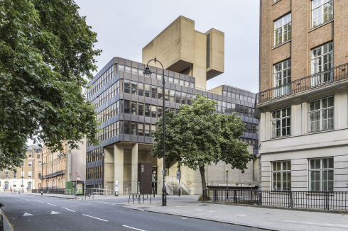 ... in Lasduns Institutsgebäude verbinden sich  britischer Brutalismus und International Style.<br />