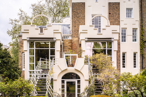 Die Gartenseite des Cosmic House – fast normale Londoner Wohnhausarchitektur.<br />