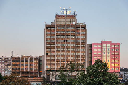 Das Grand Hotel versammelt auf sieben Etagen unter dem Titel „The Grand Scheme of Things“ Beiträge zu den Themen Übergang, Migration, Wasser, Kapital, Liebe, Ökologie und Spekulation.<br />