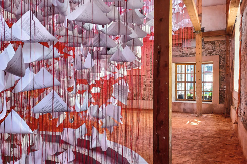 Für ihre Installation im Großen Hammam bat Chiharu Shiota Kosovaren: „Tell me your Story“.<br />