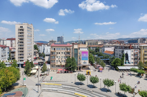 Von der Terrasse öffnet sich der Blick auf den Mutter Teresa Boulevard<br />