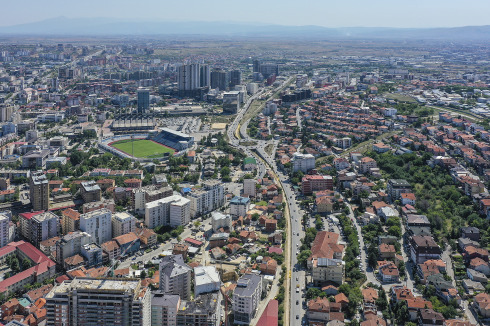 Der „Green Corridor“ durch- quert die Stadt als gelbes Band. Der Bahnhof „Prish-tinë“ steht in der Aufweitung zwischen Gleisen und Straße.<br />