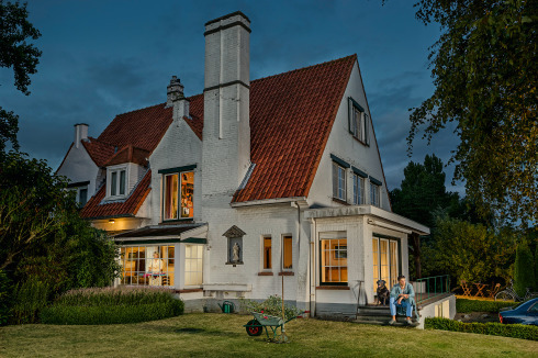 Wie Filmstills alltäglicher Situationen der Vorstadt wirken die Bilder Night­gardeners des belgischen Künstlers Jan Pypers und evozieren zugleich die Frage, was als nächstes passieren wird.<br />