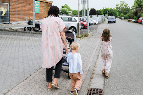 Zitat einer Mutter mit drei Kindern im Vorschulalter in Trendelburg, die für den Projektzeitraum auf ein Auto verzichtet: „Seit ich in diesem Projekt bin, ärgere ich mich darüber, dass wir auf dem Weg zur Kita fast keinen Platz zum Laufen haben, die Straße aber sehr breit ist. Das ist mir vorher gar nicht aufgefallen.“<br />